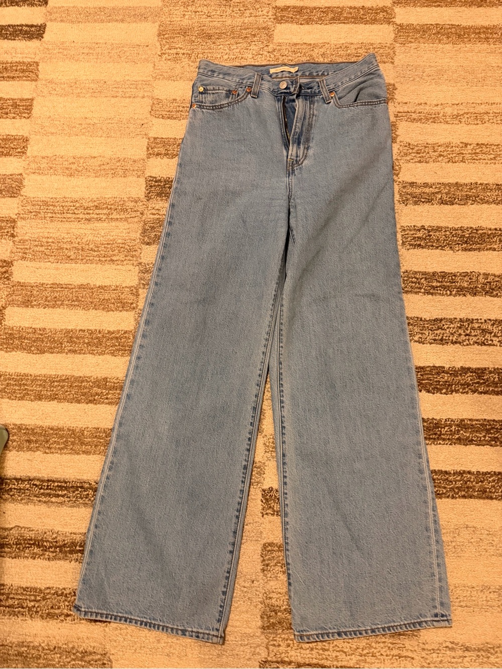 Levi's High-Rise Wide Leg Jeans in Light Blue Wash - Picture 5 of 5